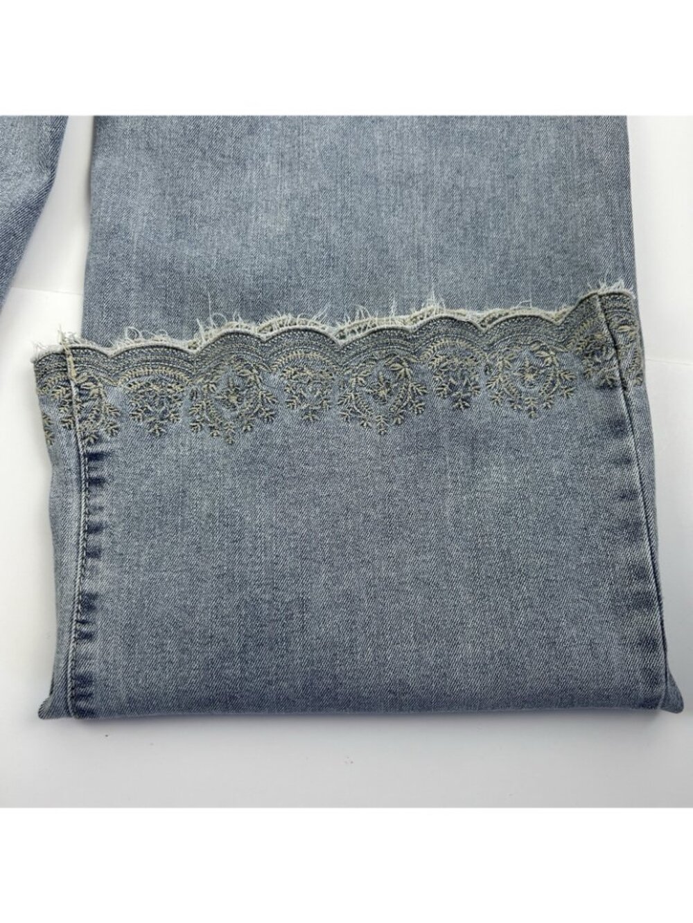 NWT Curve Appeal High Rise Wide Leg Jeans with Scalloped Embroidered Hems 14/32 - Picture 15 of 16